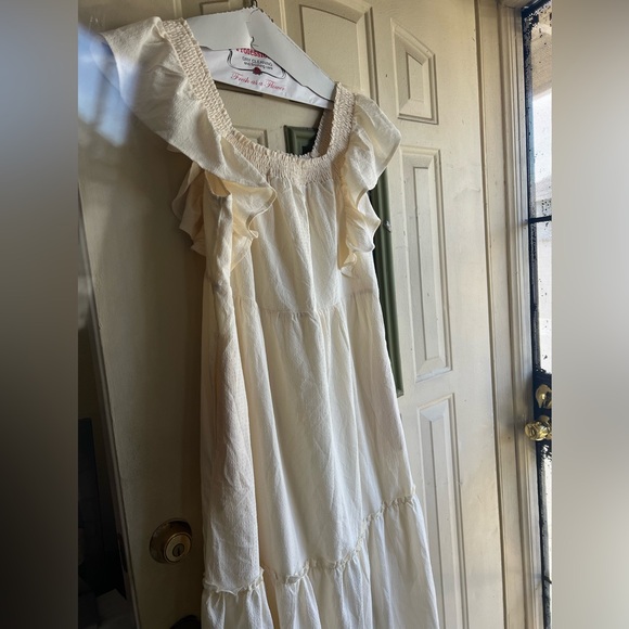 Dokotoo Dresses & Skirts - Elegant Cream Dress 
Size L